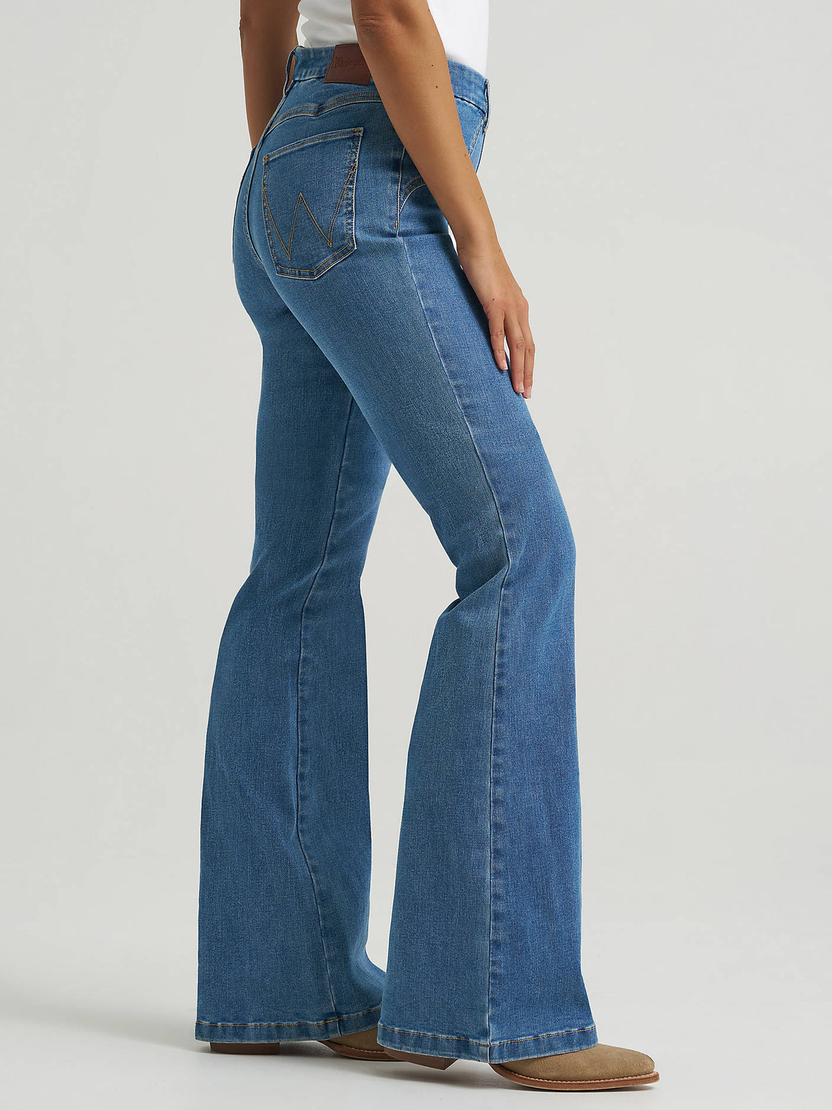 Wrangler Bespoke High Rise Fashion Flare Jeans in Jemma