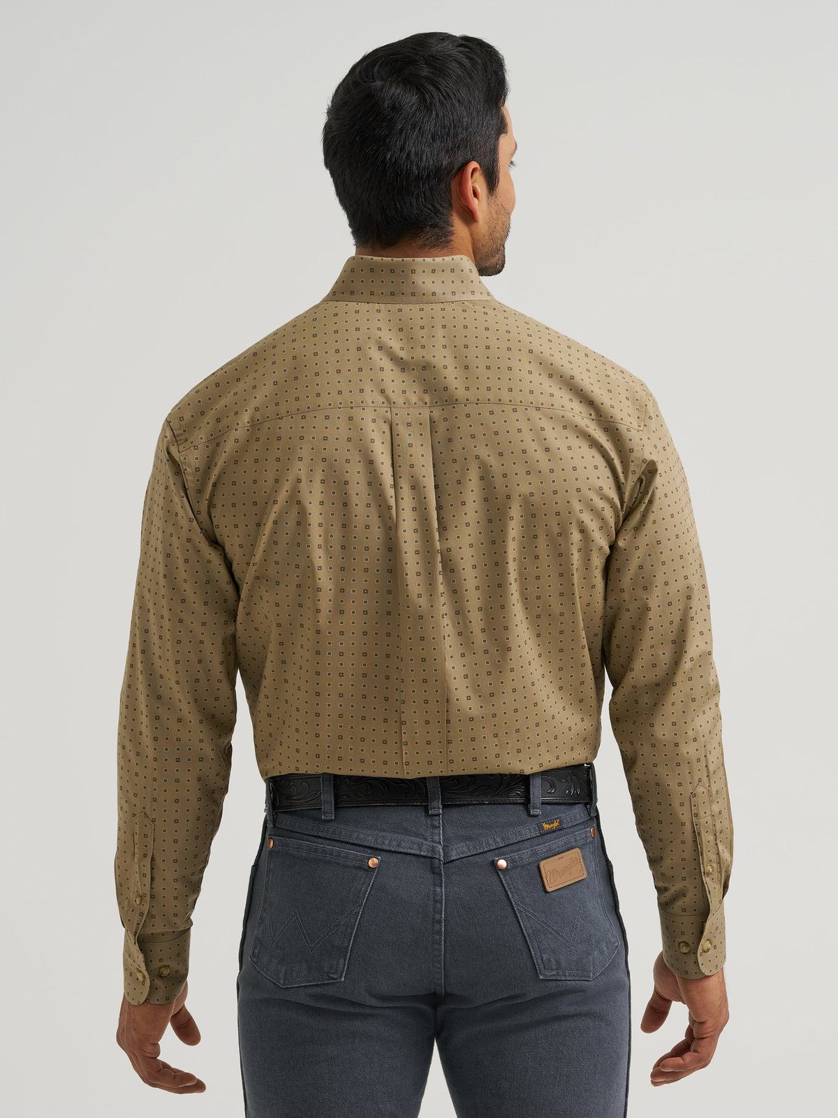 Wrangler Classic Relaxed Fit Button Down Shirt in Brown